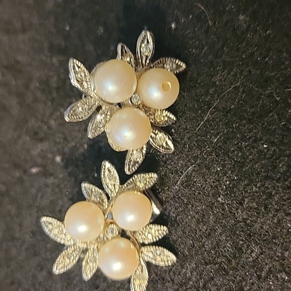 Vintage Silvertone Earrings - Picture 2 of 3